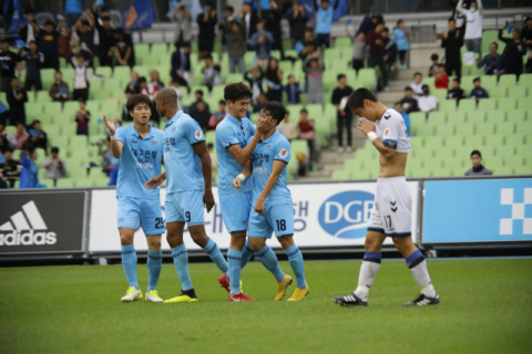 6일 인천과의 홈경기에서 대구FC 선수들이 동점골을 넣은 뒤 기뻐하고 있다. 대구FC 제공