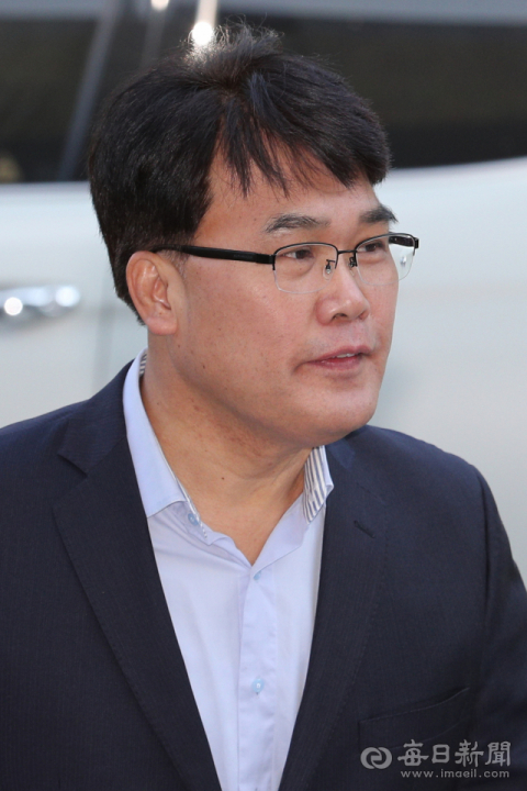 이재만 자유한국당 전 대구 동구을 당협위원장이 공직선거법 위반 혐의로 조사를 받기 위해 대구경찰청 지능범죄수사대에 출두하고 있다. 매일신문 DB.