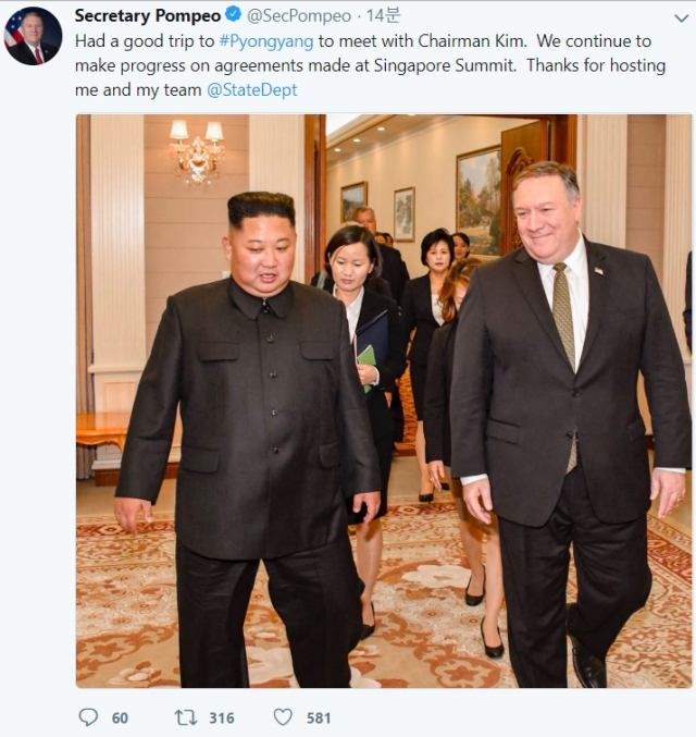 폼페이오 장관은 7일 오후 방북을 마치고 오산 미군기지로 한국에 도착한 뒤 오후 5시 20분께 자신의 트위터를 통해 김 위원장과의 만남을 담은 사진을 공개했다. 폼페이오 장관 트위터 캡처
