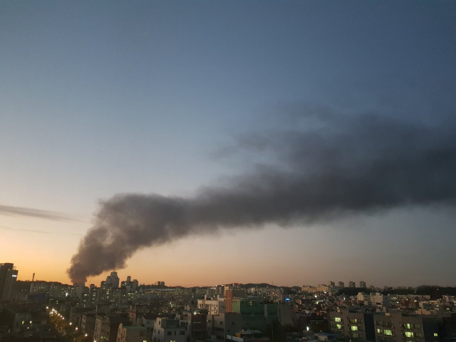 7일 고양시 덕양구 화전동 저유소 화재로 인해 발생한 연기가 서울로 번지고 있다. 트위터