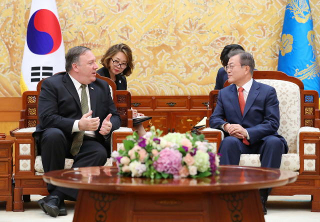 문재인 대통령이 7일 오후 방북 직후 청와대를 찾은 마이크 폼페이오 미 국무장관을 만나 발언을 듣고 있다. 폼페이오 장관은 이날 오전 북한 평양을 찾아 김정은 국무위원장을 만나 한반도 비핵화 관련 일정을 협의한 직후 문 대통령을 만났다. 연합뉴스