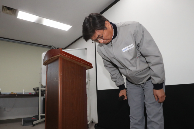 7일 경기도 고양시 덕양구 화전동 대한송유관공사 경인지사 저유소에서 불이 나 최준성 대한송유관공사 사장이 고개 숙여 사과하고 있다. 연합뉴스