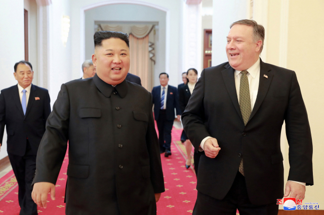 김정은 북한 국무위원장이 7일 평양을 방문한 마이크 폼페이오 미 국무장관을 접견했다고 8일 조선중앙통신이 보도했다. [국내에서만 사용가능. 재배포 금지. For Use Only in the Republic of Korea. No Redistribution] 연합뉴스