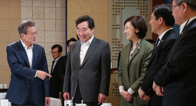 문재인 대통령이 8일 오전 청와대에 열린 국무회의에 앞서 열린 