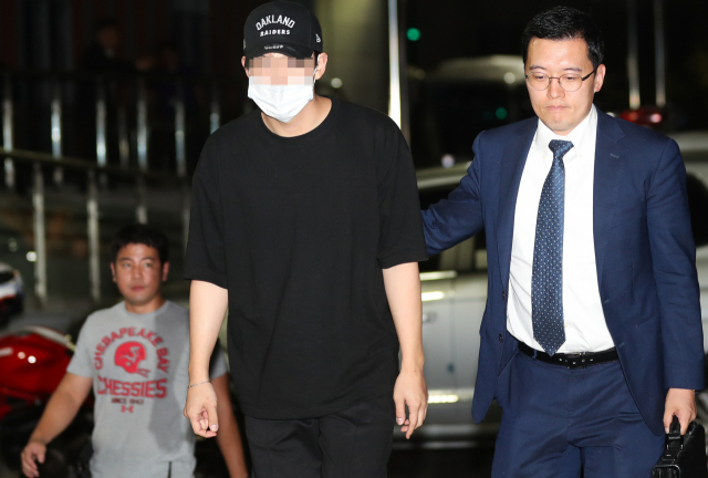 아이돌 그룹 카라 출신인 구하라(27)씨의 남자친구 A씨가 17일 서울 강남경찰서에 출두하고 있다. 지난 13일 새벽에 가수 구하라가 남자친구와 다퉈 경찰이 현장에 출동했다. 경찰에 따르면 이날 오전 0시 30분께 서울 강남구 논현동 한 빌라에서 남자친구 A씨가 구씨에게 폭행당했다는 112신고가 접수됐다. 구씨는 쌍방폭행을 주장한 것으로 전해졌다. 연합뉴스