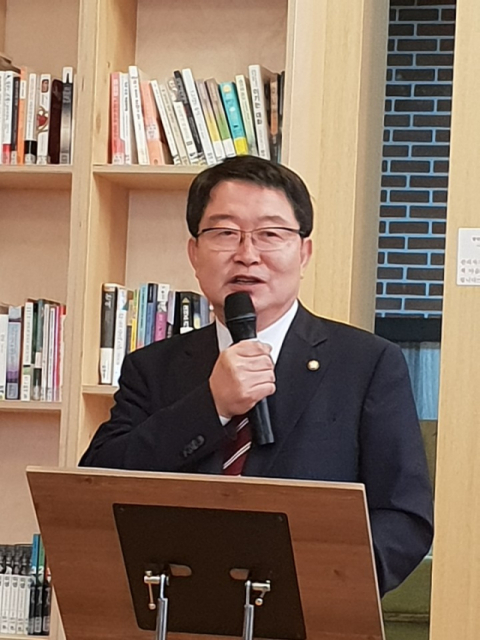 백승주 국회의원은 8일 구미시청에서 기자간담회를 열고 KTX 구미역 정차는 문제없다고 밝혔다. 전병용 기자