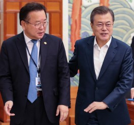 김부겸 행정안전부 장관 어깨 친 문재인 대통령