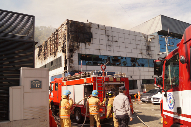 8일 오전 10시 48분쯤 구미국가산업2단지 (주)원익큐엔씨에서 불이나 소방당국이 화재 진압을 하고 있다. 전병용 기자