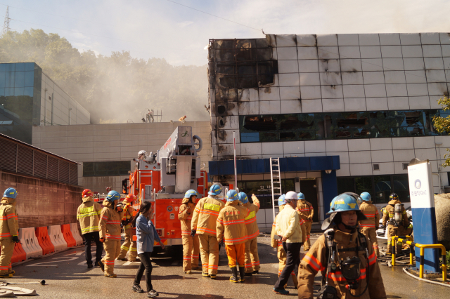 8일 오전 10시 48분쯤 구미국가산업2단지 (주)원익큐엔씨에서 불이나 소방당국이 화재 진압을 하고 있다. 전병용 기자