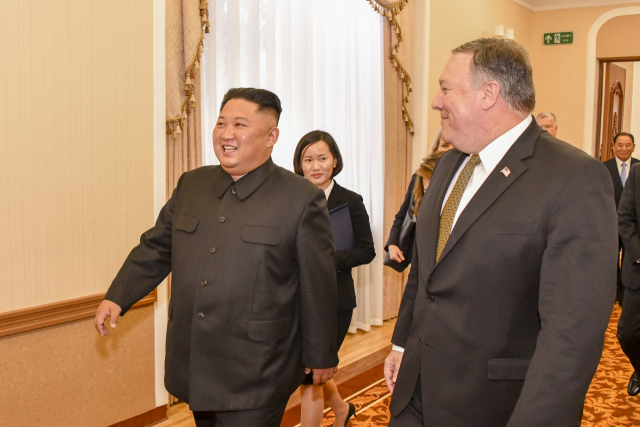 북한 김정은 국무위원장이 7일 평양을 방문한 마이크 폼페이오 미국 국무장관과 오찬을 함께하기 위해 걸어가고 있다. 연합뉴스