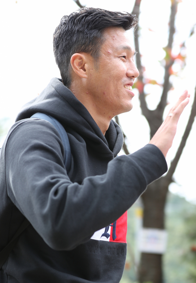 우루과이와 파나마와의 평가전을 치르는 축구대표팀의 석현준이 8일 오후 경기도 파주시 축구대표팀트레이닝센터(NFC)에서 실시된 소집 훈련에 참가하기 위해 합숙소 건물로 향하고 있다. 축구대표팀은 오는 12일 서울월드컵경기장에서 우루과이, 16일 천안종합운동장에서 파나마와 평가전을 치른다. 연합뉴스