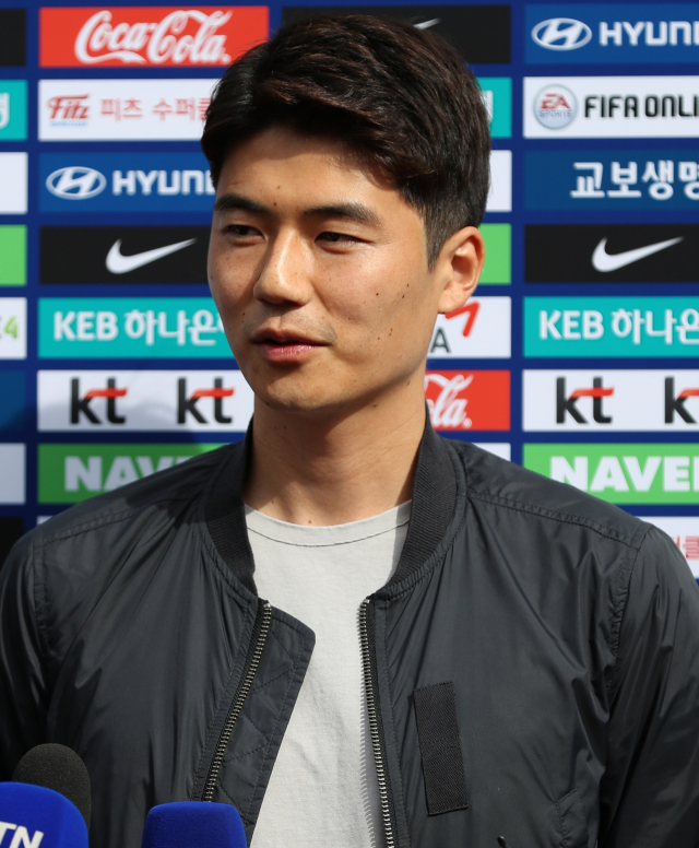 우루과이와 파나마와의 평가전을 치르는 축구대표팀의 기성용이 8일 오후 경기도 파주시 축구대표팀트레이닝센터(NFC)에서 실시된 소집 훈련에 참가, 취재진 질문에 답하고 있다. 축구대표팀은 오는 12일 서울월드컵경기장에서 우루과이, 16일 천안종합운동장에서 파나마와 평가전을 치른다. 연합뉴스