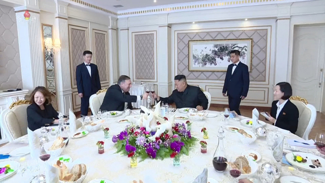 조선중앙TV는 8일 김정은 북한 국무위원장과 마이크 폼페이오 미국 국무장관이 전날 회동한 영상을 공개했다. 사진은 김 위원장과 폼페이오 장관이 백화원영빈관 오찬장에서 잔을 부딪치는 모습. [국내에서만 사용가능. 재배포 금지. For Use Only in the Republic of Korea. No Redistribution] 연합뉴스