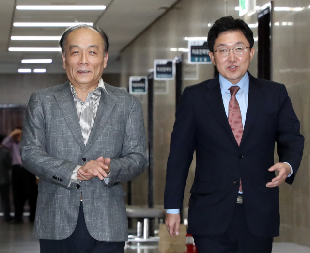 자유한국당 조직강화특별위원으로 내정된 전원책 변호사가 4일 국회에서 기자간담회를 위해 김용태 위원장과 회의장으로 들어서고 있다. 연합뉴스
