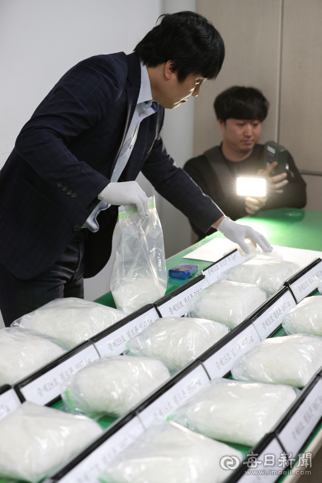 8일 오후 대구지검 마약수사관실에서 검찰 관계자가 인천지검 등과 공조수사로 압수한 필로폰 28.5㎏(시가 950억원 상당)을 언론에 공개하고 있다. 정운철 기자 woon@msnet.co.kr