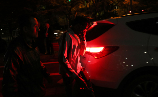 경기도 고양경찰서는 지난 7일 발생한 고양 저유소 화재사건과 관련해 중실화 혐의로 스리랑카인 A(27)씨를 긴급체포 했다고 8일 밝혔다. 이날 오후 늦게 조사를 마친 A씨가 경찰관과 함께 유치장으로 이동하고 있다. 연합뉴스