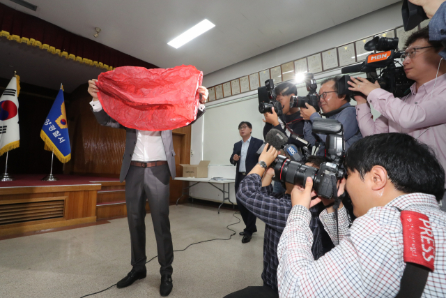 9일 오전 경기 고양경찰서에서 경찰 관계자가 고양 저유소 화재사건과 관련된 풍등과 동일한 제품을 공개하고 있다. 전날 경찰은 고양 저유소 화재사건과 관련해 중실화 혐의로 스리랑카인 A씨를 긴급체포해 조사하고 있다. 연합뉴스