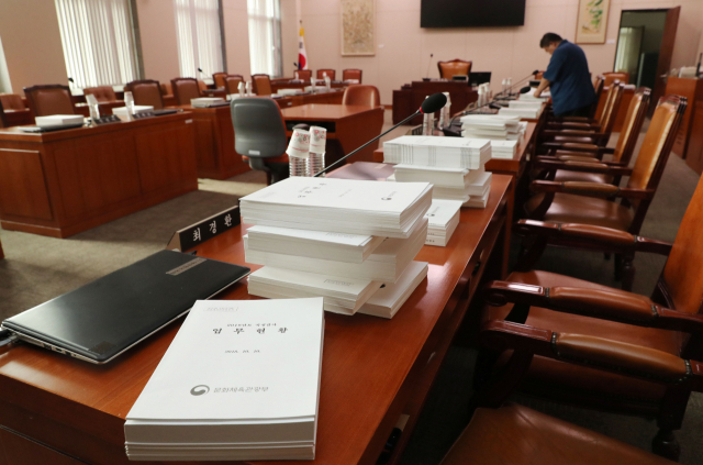 2018년도 국정감사를 하루 앞둔 9일 오전 국회 문화체육관광위원회 회의실에서 한 직원이 10일 예정된 문화체육관광부 등 국정감사 준비를 하고 있다. 연합뉴스