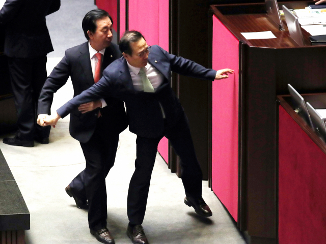 지난 4일 오전 국회 본회의장에서 열린 교육·사회·문화 대정부 질문에서 이철규 자유한국당 의원의 질문내용과 관련해 홍영표 더불어민주당 원내대표가 의장석에 항의하자 김성태 자유한국당 원내대표가 제지하고 있다. 연합뉴스
