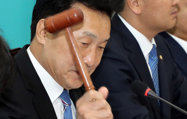 바른미래당 손학규 대표가 8일 국회에서 열린 제14차 바른미래당 최고위원회의에서 개회를 알리는 의사봉을 두드리고 있다. 연합뉴스