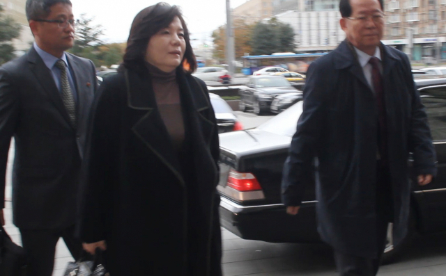 북핵 문제와 북미협상을 담당하는 최선희 북한 외무성 부상(가운데)이 8일(현지시간) 이고리 모르굴로프 러시아 외무차관과의 회담을 위해 모스크바 시내 외무부 청사로 들어가고 있다. 오른쪽은 김형준 주러시아 북한 대사. 연합뉴스