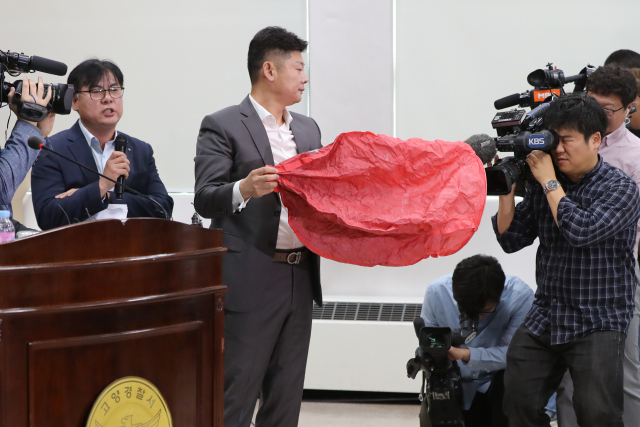 9일 오전 경기 고양경찰서에서 경찰 관계자들이 고양 저유소 화재사건과 관련된 풍등과 동일한 제품을 공개하며 수사결과를 발표하고 있다. 전날 경찰은 고양 저유소 화재사건과 관련해 중실화 혐의로 스리랑카인 A씨를 긴급체포해 조사하고 있다. 연합뉴스