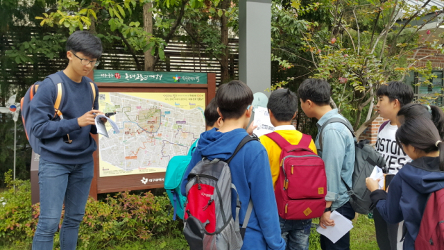 대구근대골목 매스투어에 참가한 지역 한 중학교 학생들이 조별로 근대골목 곳곳에 있는 수학 문제를 함께 풀고 있다. 대구시교육청 제공