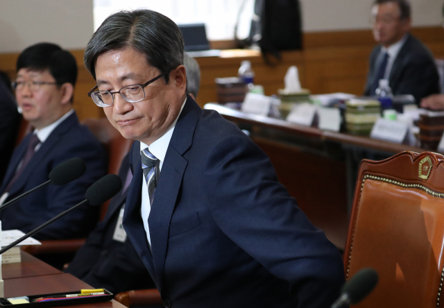 김명수 대법원장이 10일 서울 서초구 대법원에서 열린 국회 법제사법위원회 국정감사에서 인사말을 하기 위해 단상으로 나가고 있다. 연합뉴스
