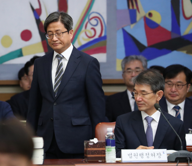 김명수 대법원장이 10일 서울 서초구 대법원에서 열린 국회 법제사법위원회 국정감사에서 인사말을 하기 위해 들어서고 있다. 오른쪽은 안철상 법원행정처장. 연합뉴스