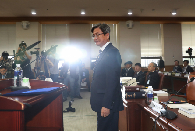 김명수 대법원장이 10일 서울 서초구 대법원에서 열린 국회 법제사법위원회 국정감사에서 인사말을 하기 위해 단상으로 나가고 있다. 연합뉴스