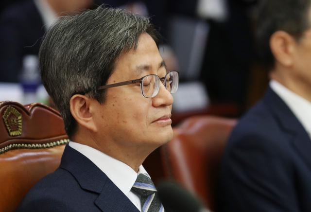 김명수 대법원장이 10일 서울 서초구 대법원에서 열린 국회 법제사법위원회 국정감사에서 시작을 기다리고 있다. 연합뉴스