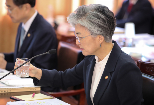 강경화 외교부 장관이 10일 오전 서울 종로구 외교부에서 열린 2018 국회 외교통일위원회 국정감사에서 질의를 받던 도중 물을 들어 마시려 하고 있다. 연합뉴스