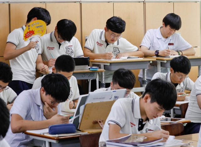 2019학년도 대학수학능력시험을 100여 일 앞둔 지난 8월 대구 대건고 3학년 학생들이 교실에서 공부에 매진하고 있다. 매일신문 DB