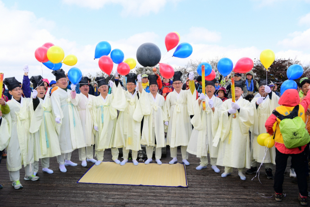 삼도봉에서 열린 만남의 날 행사에 참석한 김천시, 영동군, 무주군 관계자들이 3도 3시·군의 화합과 번영을 기원하며 풍선을 날리고 있다. 김천시 제공