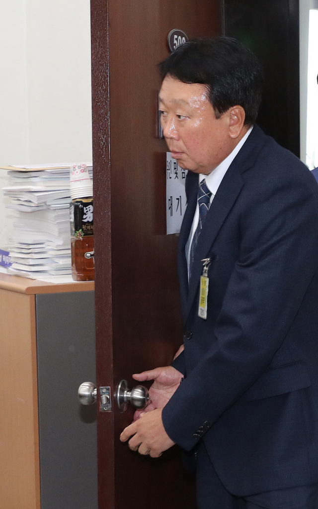 선동열 야구 국가대표팀 감독이 10일 오후 국회에서 열린 문화체육관광위원회 국정감사에 참석하기 전 증인 대기실로 들어서고 있다. 선 감독은 2018 자카르타-팔렘방 아시안게임 야구대표 병역 미필선수 선발 논란과 관련해 증인으로 채택됐다. 연합뉴스