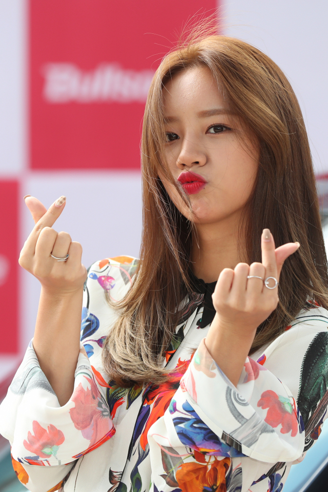 10일 경기도 고양시 불스원 프라자에서 열린 카 워시 페스타에서 걸스데이 혜리가 불스원 유리막 코팅제를 시연 뒤 인사하고 있다. 연합뉴스