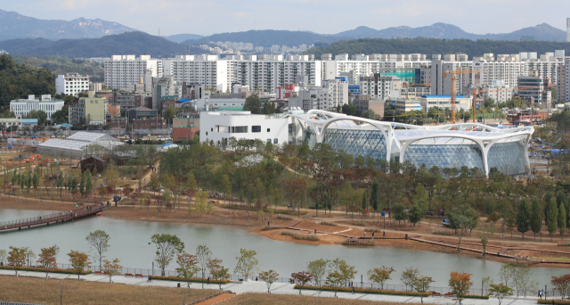 시범운영을 하루 앞둔 10일 오후 서울 강서구 마곡동 서울식물원의 모습. 시범 운영기간에는 식물원 전 구간이 무료로 운영되며, 서울식물원은 내년 5월 정식 개원할 예정이다. 연합뉴스