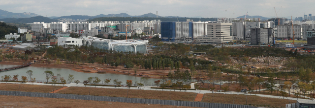 시범운영을 하루 앞둔 10일 오후 서울 강서구 마곡동 서울식물원의 모습. 시범 운영기간에는 식물원 전 구간이 무료로 운영되며, 서울식물원은 내년 5월 정식 개원할 예정이다. 연합뉴스