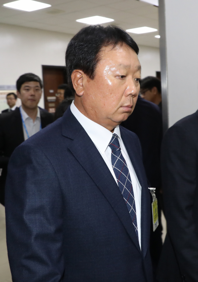 선동열 야구 국가대표팀 감독이 10일 국회에서 열리는 문화체육관광위원회 문화체육관광부 국정감사에 참석하기 위해 증인 대기실로 들어서고 있다. 연합뉴스