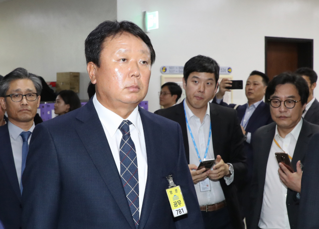 선동열 야구 국가대표팀 감독이 10일 국회에서 열리는 문화체육관광위원회 문화체육관광부 국정감사에 참석하기 위해 증인 대기실로 들어서고 있다. 연합뉴스