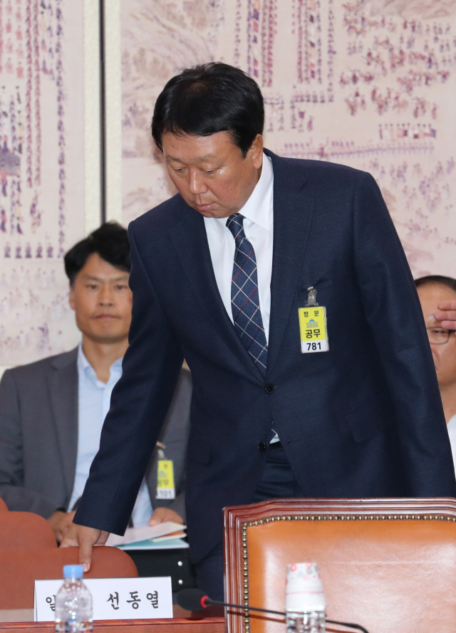 선동열 야구 국가대표팀 감독이 10일 오후 국회에서 열린 문화체육관광위원회 국정감사에 참석하고 있다. 선 감독은 2018 자카르타-팔렘방 아시안게임 야구대표 병역 미필선수 선발 논란과 관련해 증인으로 채택됐다. 연합뉴스