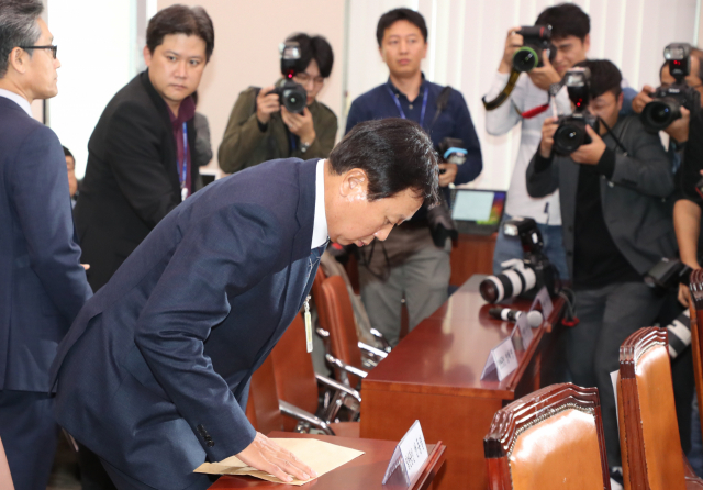 선동열 야구 국가대표팀 감독이 10일 국회에서 열린 문화체육관광위원회 문화체육관광부 국정감사에 참석해 자리에 앉고 있다. 연합뉴스