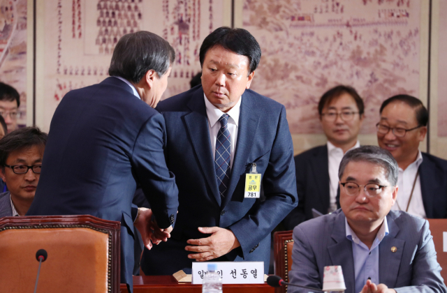 선동열 야구 국가대표팀 감독이 10일 오후 국회에서 열린 문화체육관광위원회 국정감사에 참석, 도종환 문화체육관광부 장관과 인사를 나누고 있다. 연합뉴스