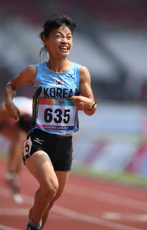10일 자카르타 겔로라 붕 카르노(GBK) 주경기장에서 열린 2018 인도네시아 장애인아시아게임 여자 100m T36 달리기 결승에서 전민재가 1등으로 결승선을 통과하고 있다. 연합뉴스