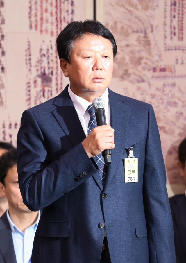 선동열 야구 국가대표팀 감독이 10일 오후 국회에서 열린 문화체육관광위원회 국정감사에서 증인 발언을 하고 있다. 선 감독은 2018 자카르타-팔렘방 아시안게임 야구대표 병역 미필선수 선발 논란과 관련해 증인으로 채택됐다. 연합뉴스