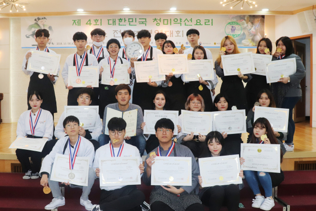 계명문화대 식품영양조리학부의 수상 학생들과 지도교수가 메달과 상장을 보이며 활짝 웃고 있다. 계명문화대 제공