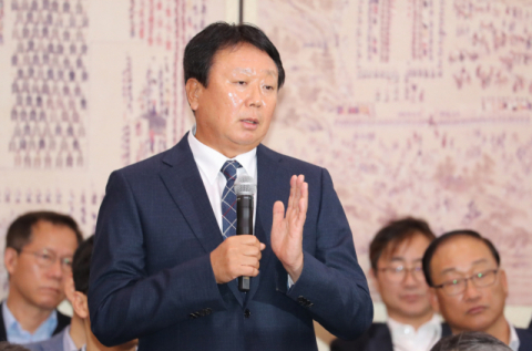 선동열 야구 국가대표팀 감독이 10일 오후 국회에서 열린 문화체육관광위원회 국정감사에서 바른미래당 김수민 의원의 질의에 답하고 있다. 연합뉴스