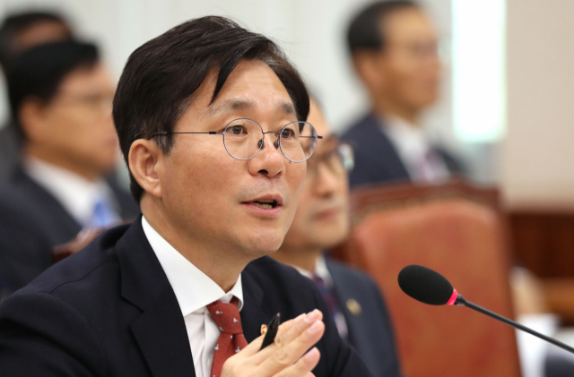 성윤모 산업통상자원부 장관이 10일 오전 국회에서 열린 산업통상자원부 국정감사에서 답변하고 있다. 연합뉴스