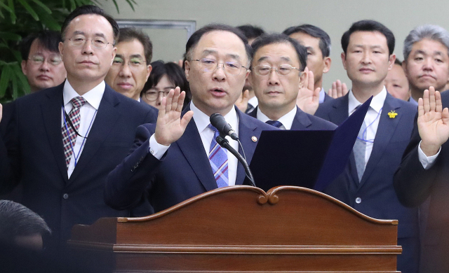 홍남기 국무조정실장이 10일 정부세종청사에서 열린 정무위원회 국정감사에서 선서하고 있다. 연합뉴스