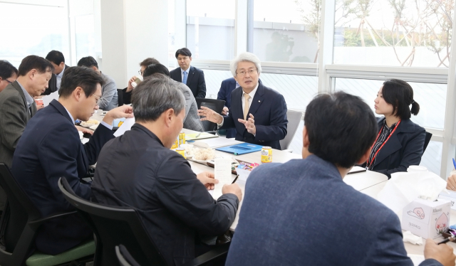10일 DGB대구은행혁신센터에서 열린 기자간담회에서 김태오(사진 뒷줄 가운데) DGB금융그룹 회장이 이달 안에 지배구조개선안을 명문화하겠다고 했다. 대구은행 제공
